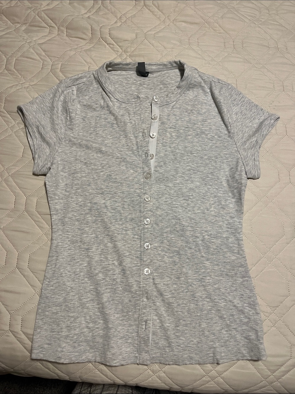 Vuori Light Heather Gray Button Henley Top in women’s size large
